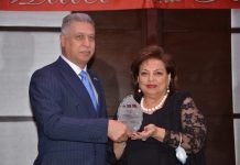 Məlahət Qurbanova İstanbulda Zəfər günü münasibətilə keçirilən tədbirdə ödül aldı